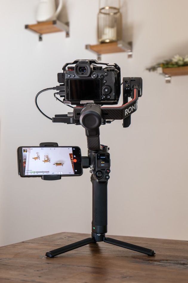 استمتع بتجربة التميز مع التصوير الاحترافي! مع التركيز على كل تفاصيل المنتج وإبرازها بجودة عالية، يمكننا أن نجعل منتجاتك تتألق بشكل لا يُضاهى في عالم التسويق الإلكتروني. من خلال صور مذهلة بإضاءة مثالية وزوايا متقنة، سنحول منتجاتك إلى قصة مثيرة تجذب العملاء بقوة.