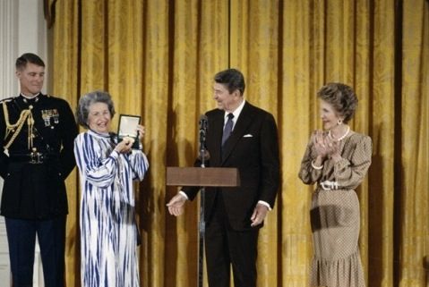 President Reagan presented the Congressional Gold Medal to Lady Bird Johnson #OTD in 1988. “Her efforts to beautify America, continuing up to today, still blossom in our Nation's Capital and beside our nation's highways.” presidency.ucsb.edu/documents/rema…