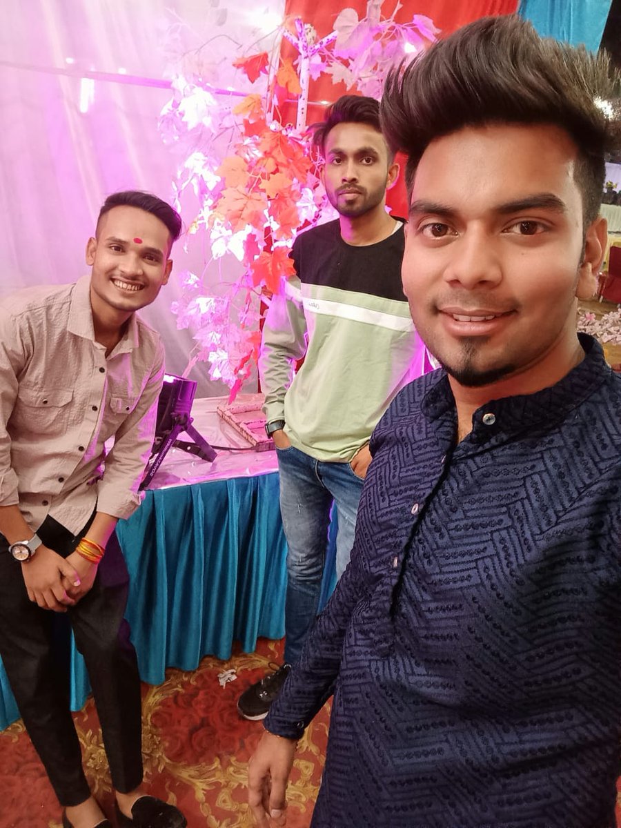 Family 😇 together 😉 forever' 
.
.
.
.
#weddinginspiration #mp07 #creatingmemories #enjoyinglife💯 #jhansiwale #momentsofmine #instagood #viralpics❤️❤️❤️ #joyful #swipeleft⬅️