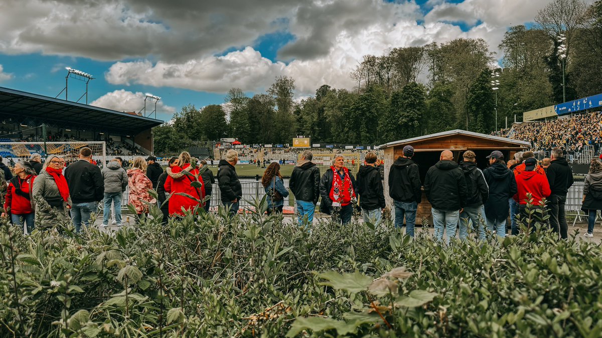 Groundhopping vandaag…
@UnionStGilloise  vs @official_rafc 
In een vooroorlogsstadion… een stadion waar de onkruid tss de stoelen groeit. 
#UsgAnt #Antwerp #AwayDay 

En natuurlijk de beste linksachter van Europa spotten🙃🤣🤣