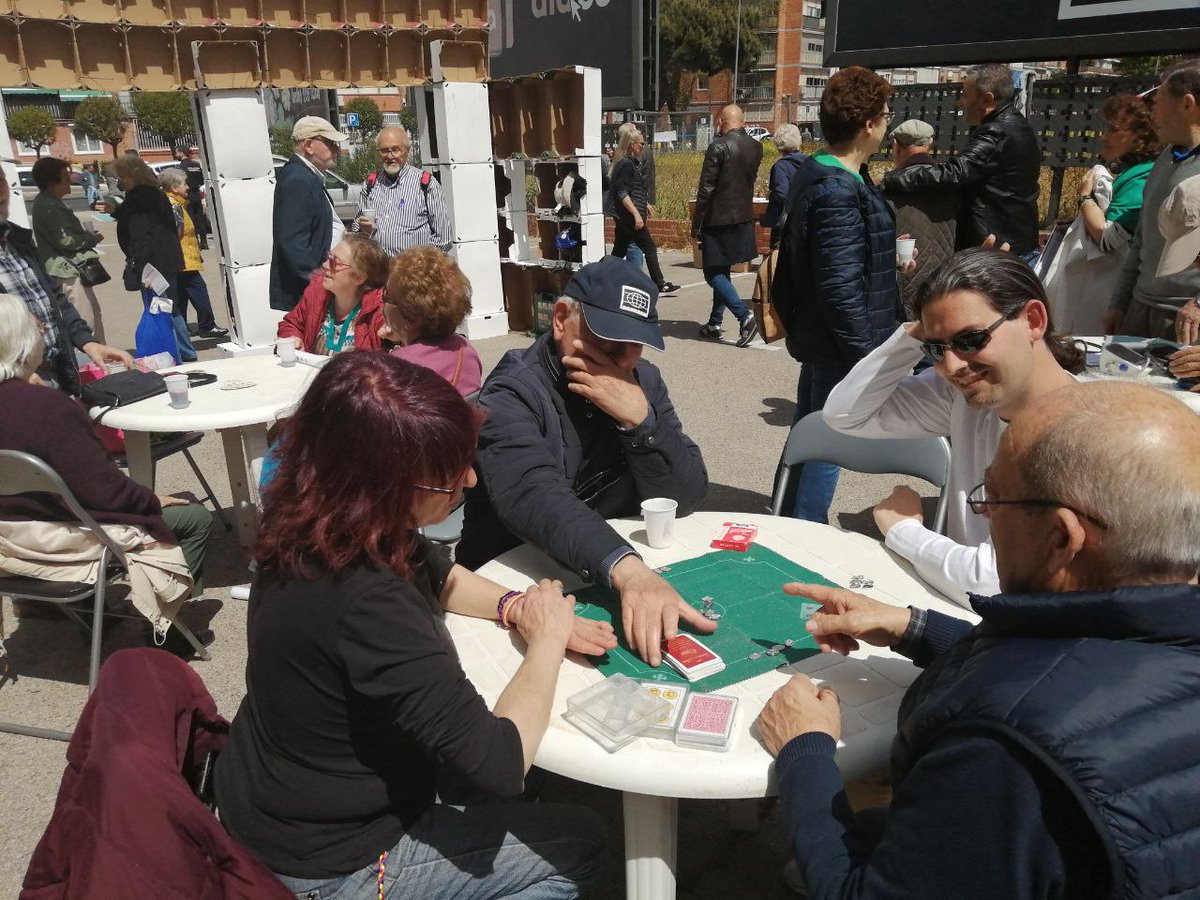 Hemos estado @AlianzaVerde_ y Podemos Latina apoyando a la Plataforma de Pensionistas de Aluche y a asociaciones vecinales en la creación de un centro de mayores y un centro de día en un solar público recalificado para vivienda, cuando en la zona el 10% de las casas están vacías.