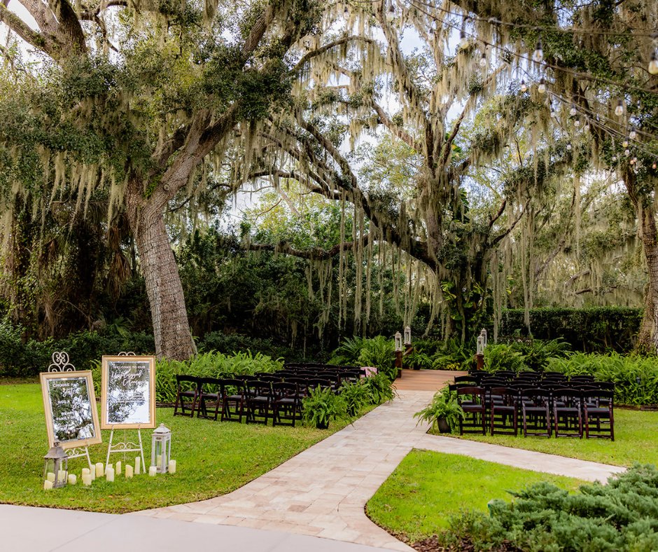 Love Lock Bridge 🔏 ✨Our most unique and showstopping ceremony site!
•
•
@BakersRanchfl 
Schedule your tour today! - bit.ly/3rjOoZI | 941-776-1460
•
•
#bakersranchwedding #allinclusivevenue #allinclusivewedding #floridaweddingvenue  #bestweddingvenue
