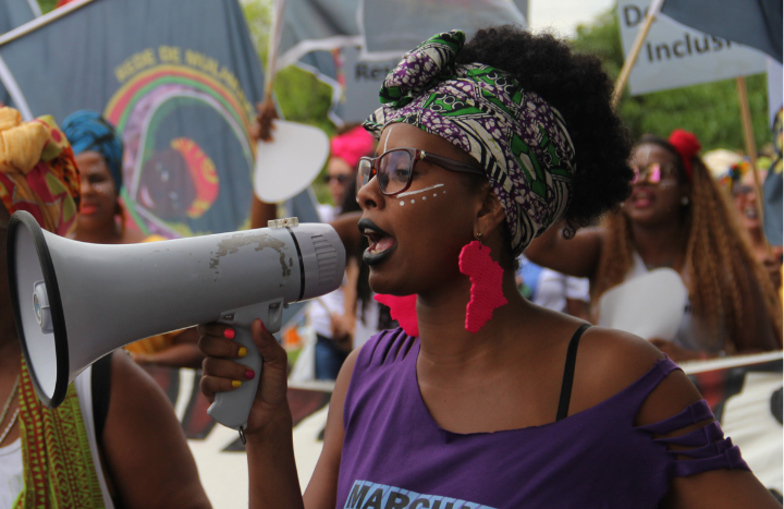 🇧🇷 66% das prefeitas já foram alvo de discurso de ódio nas redes sociais. 

A desinformação baseada em gênero é uma forma de violência que busca reduzir a participação das mulheres e limitar a diversidade de vozes na política. 

📢 bit.ly/Artigo_Desinfo… @BancoMundial