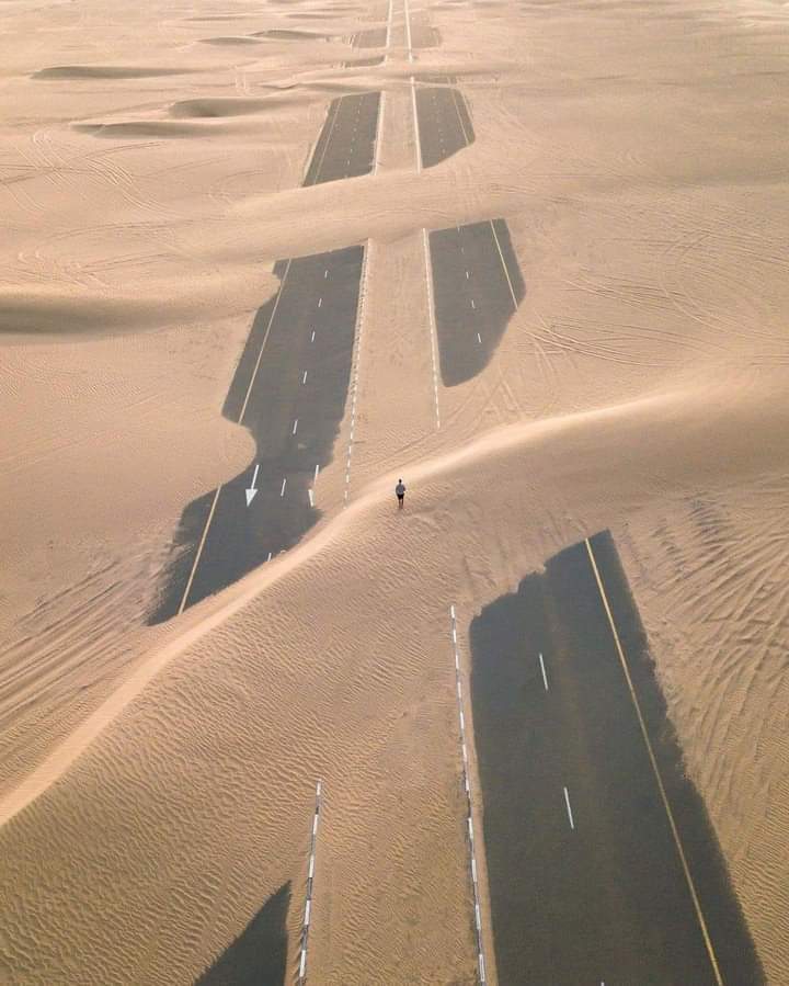 میں دشت دشت رُسوا،
تُو سراب سا مُسلسل..
میں لمحہ لمحہ تنہا،
تُو خواب سا مُسلسل..

مشہور ہیں نگر میں
میری تشنگی کے قصے
میں قَریہ قریہ پیـاسا،
تُو آب سا مُسلسل..

میں عکسِ آشنائی،
تُو سراپا دل لگی ہے..
میں خار خار زندگی،
تُو گلاب سا مُسلسل..

میں گلی گلی مسافر،
تیرے قُرب کا دیوانہ،