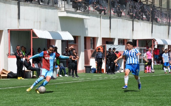 Turkcell Kadın Futbol Süper Ligi'nin 29. haftasında Hakkarigücü, sahasında Trabzonspor'u 6-2 mağlup etti.

Merzan Futbol Sahası'ndaki müsabakanın ilk yarısı ev sahibi ekibin 4-1'lik üstünlüğüyle tamamlandı.

Hakkarigücü, maçın ikinci yarısında attığı gollerle karşılaşmayı 6-2…