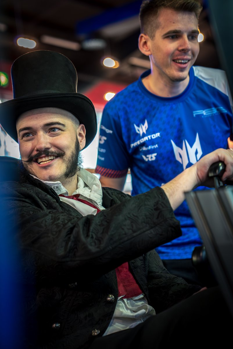 Our @ESL @esl_r1 World Champion Marcell Csincsik with 2 legends! @TeaGuvnor & @SirActionSlacks ! A very special coaching! 🎩@DOTA2 #ESLOneBirmingham @PredatorGaming