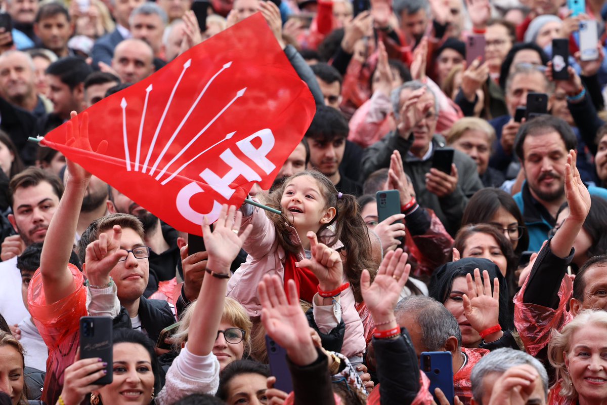 ekrem_imamoglu's tweet photo. Onlar bu şehrin, bu ülkenin demokrasi kahramanları. 

Cumhuriyet Halk Partisi sandık görevlilerimiz işlerini çok sıkı tuttular, görevlerini çok iyi yaptılar, Türkiye’ye örnek bir başarıya imza attılar. Hepsinin emeğine ve yüreğine sağlık. https://t.co/2rvrEIjM37