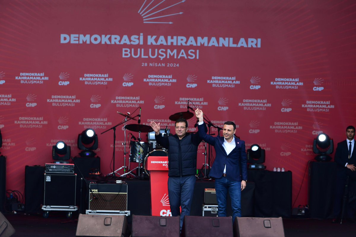 ekrem_imamoglu's tweet photo. Onlar bu şehrin, bu ülkenin demokrasi kahramanları. 

Cumhuriyet Halk Partisi sandık görevlilerimiz işlerini çok sıkı tuttular, görevlerini çok iyi yaptılar, Türkiye’ye örnek bir başarıya imza attılar. Hepsinin emeğine ve yüreğine sağlık. https://t.co/2rvrEIjM37