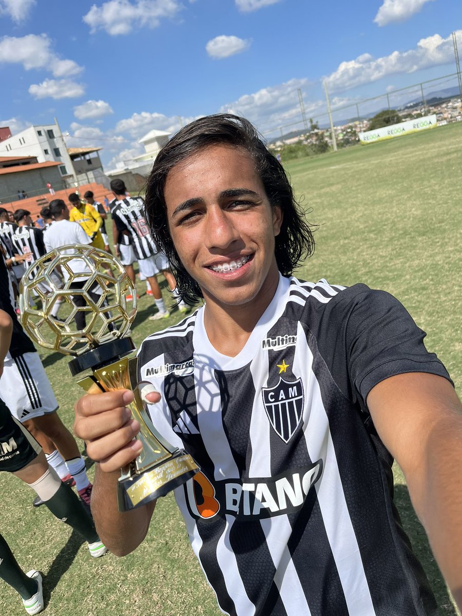 🏆⭐️ O lateral-esquerdo Pascini foi eleito o melhor jogador da Benfica Campus Sub-17 2024! 👏🐔