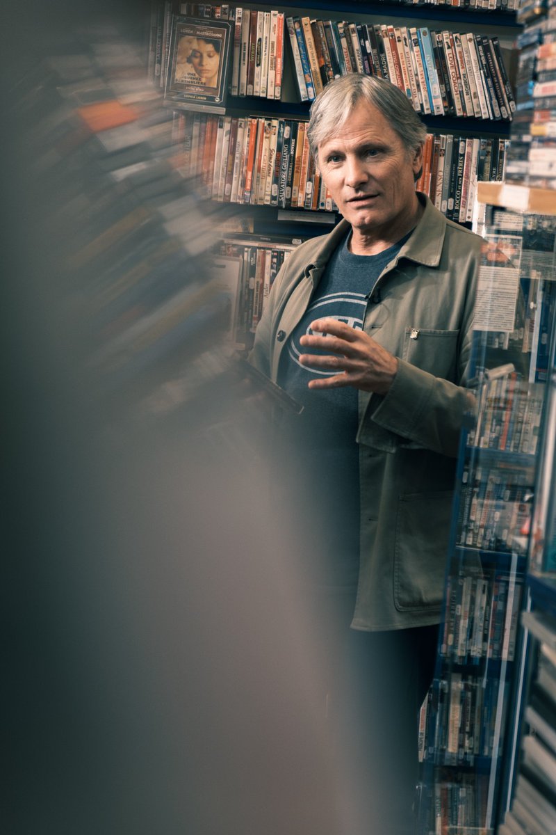 JMVideo121's tweet image. Passage chez JM du légendaire Viggo Mortensen à l’occasion du tournage de l’émission Vidéo Club de @KonbiniFr . Photos signées Juliette Jacobs !

Retrouvez l’intégrale des émissions sur jmvideo.fr/konbini/