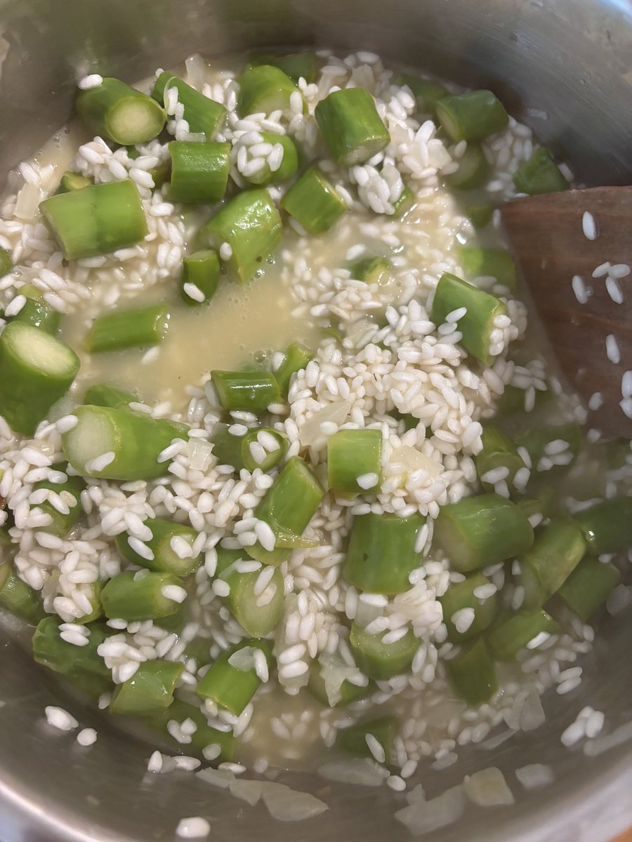 Get1pay2's tweet photo. @SoerenLorensen Berechtigtes Like. Gerade nachgekocht, das ist eine klare fünf-Personen-Menge. Sehr frisch (Zitronen/Parmesan/Weisswein), Empfehlung. Musste unterwegs den Topf wechseln weil zu klein. https://t.co/kkg0jFRfos