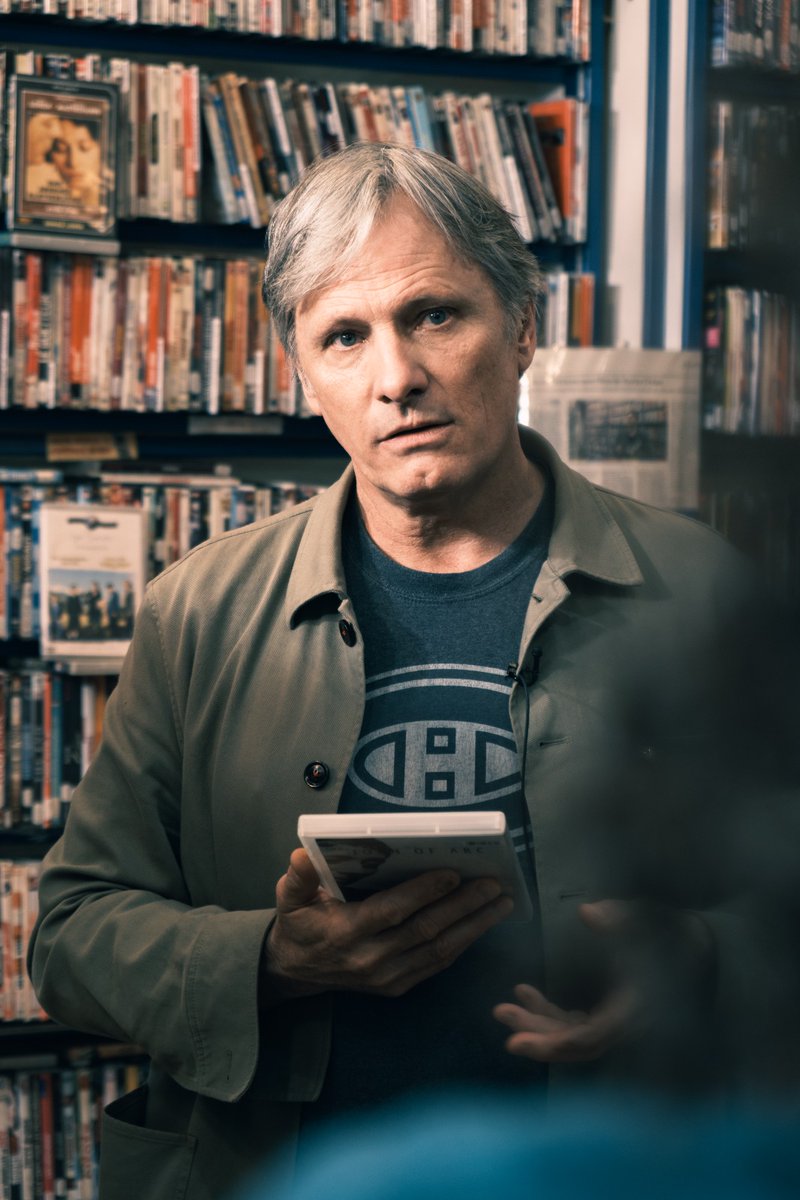 JMVideo121's tweet image. Passage chez JM du légendaire Viggo Mortensen à l’occasion du tournage de l’émission Vidéo Club de @KonbiniFr . Photos signées Juliette Jacobs !

Retrouvez l’intégrale des émissions sur jmvideo.fr/konbini/