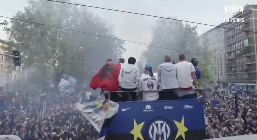 siamo in c. so Sempione tra due ali di folla che bloccano l'intero viale. clamoroso a #Milano. #amala

#IM2Stars #interstellar bus parade per lo #scudetto 🇮🇹 della #secondastella. #IMmilano