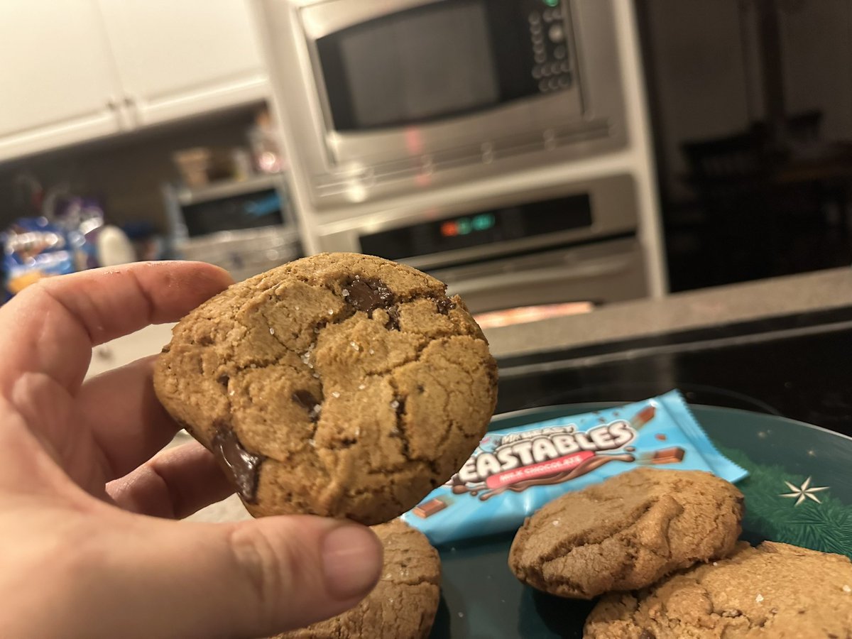 I made chocolate chip cookies using Mr Beast bars 🥵🤤