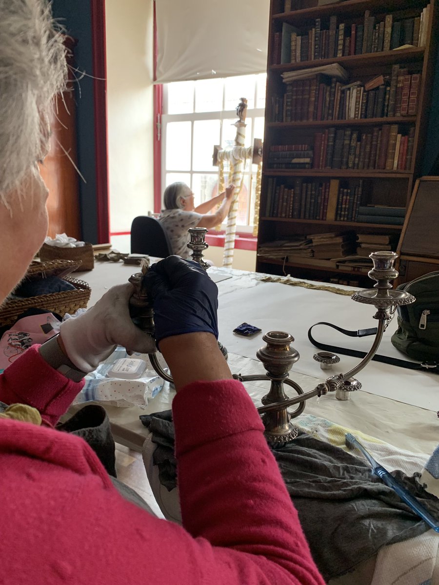 Ya hemos comenzado a vestir la “Cruz de Cayetano” y preparando todo lo necesario para “enramarla” en su festividad,  el próximo 3 de mayo.
¡Les esperamos! 🙂
#crucesdemayo #lalagunatenerife #patrimoniolalaguna