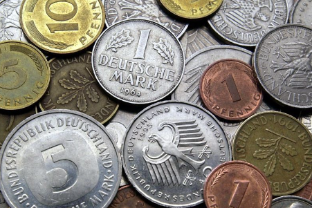 Hand aufs Herz und Daumen hoch 👍:
Wer rechnet im Kopf beim Einkaufen immer noch heimlich in D-Mark 😍 um?