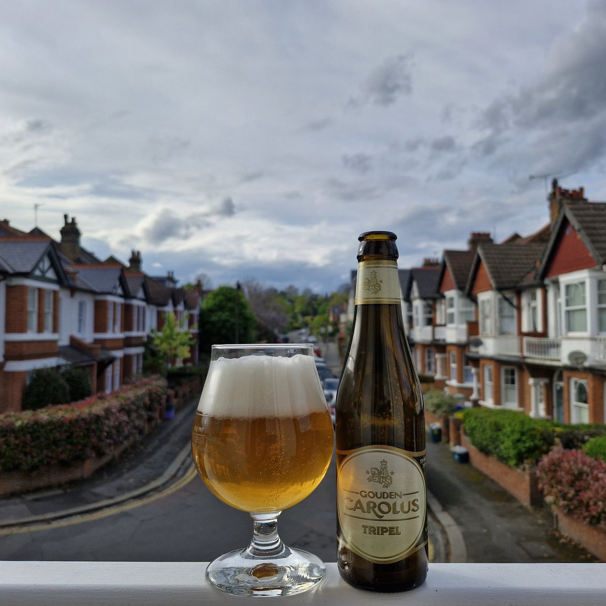 Thanks for all the good wishes in respect of our move to Brugge. The removals people did such an amazing job today it looks like we may move tomorrow instead of Tuesday, so this is likely the last ever balcony beer photo I'll post from our home for nearly 29 years in SW Ldn 😊🥲