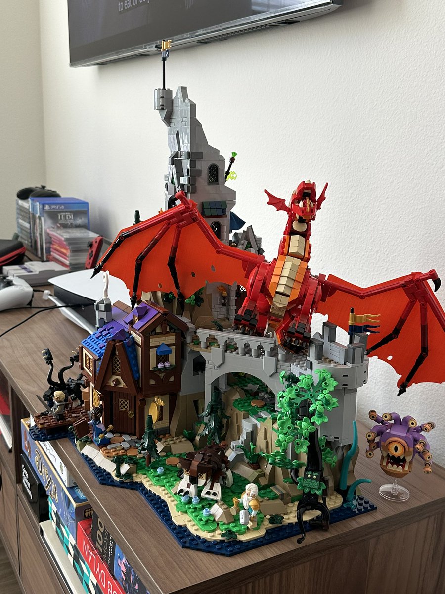 3,745 pieces, 5 days surrounded by manuals, going back and forth when things didn’t click perfectly, but it’s been years since I had so much fun. Thanks @LEGOIdeas! #LegoDnD