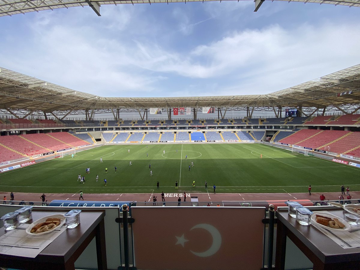 Mersin stadyumunda geçen sezonu şampiyon olarak tamamlayan Mersin İdmanyurdu’nun maçını izledik. Takımımızın playofflardan çıkarak şampiyonluk sevincini bir kere daha bu güzel şehre ve muhteşem seyirciye yaşatmasını umuyoruz.