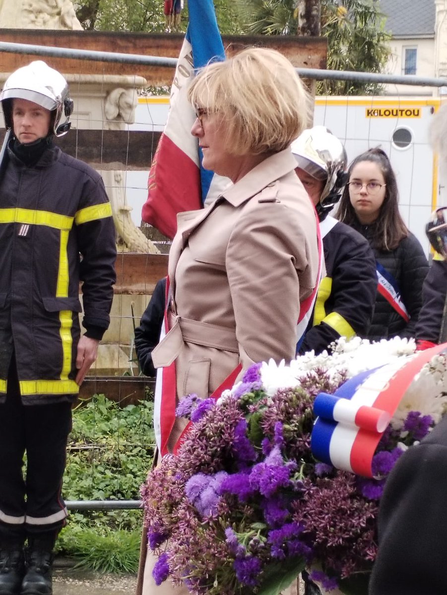 Journée nationale du souvenir des victimes de la déportation. Souvenons-nous de ceux qui furent déportés dans les camps de concentration par le régime nazi parce qu’ils étaient juifs, tziganes, homosexuels, communistes ou résistants. Plus jamais ça.