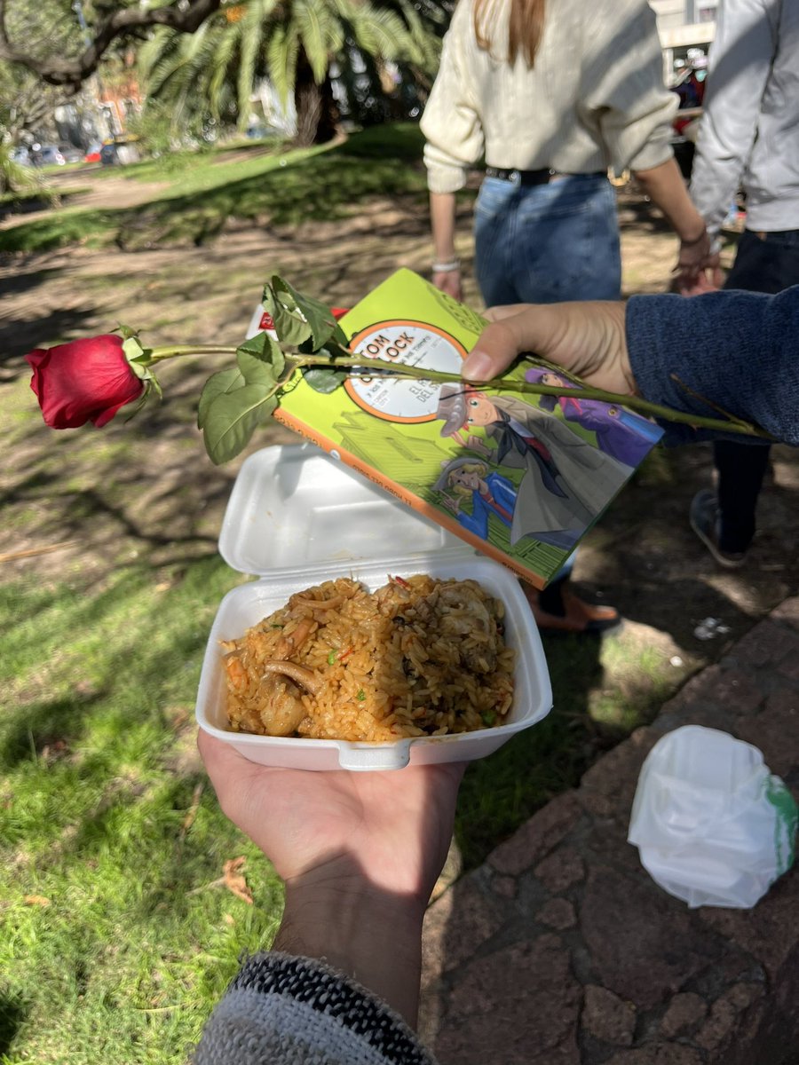 Acompañando la celebración organizada por @ccmontevideo por la Diada de Sant Jordi 📚 Como siempre terminamos disfrutando de la mejor paella 🥘