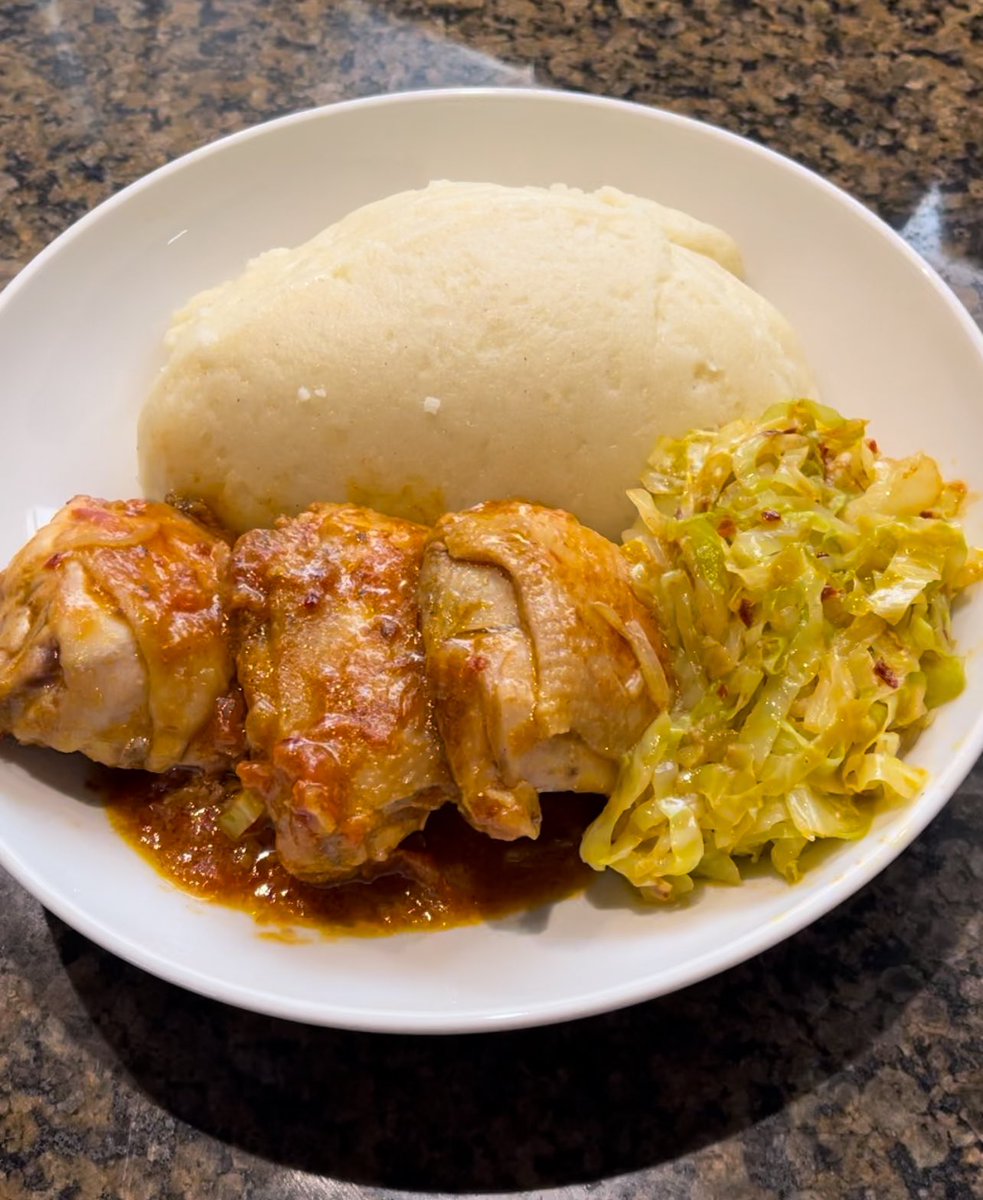@ngaapinde huya utore and call your vice president @Lialarsen. I’ve eaten, now I feel like I’m carrying 2 kg of sand in my belly but it’s ok 🙈😂😋 I will sleep it off. Sadza, cabbage and chicken on a public holiday. @TeamFuloZim #Foodie
