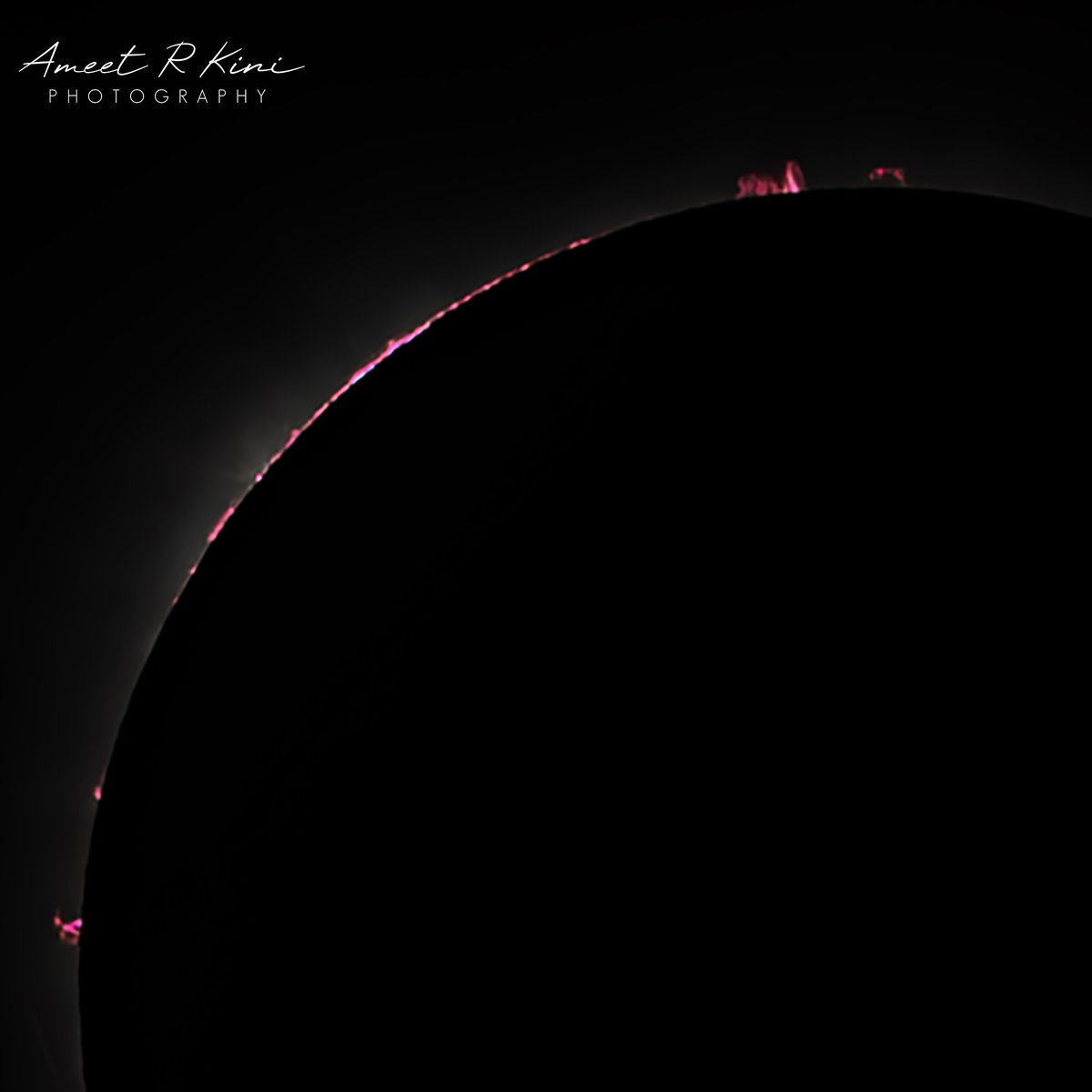AmeetRKini's tweet image. The chromosphere peeks through irregularities on the lunar limb—like a string of red mini-Baily&apos;s beads! 

The chromosphere is the thin layer of plasma between the photosphere and the corona. Also seen are prominences at 9 o&apos;clock &amp;amp; 12 o&apos;clock. 

#SolarEclipse2024