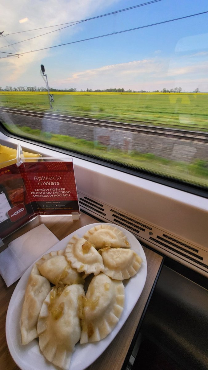 A na zakończenie weekendu kolacja w Warsie @PKPIntercityPDP , (prawie)bezemisyjne 160 km/h, piękne widoki i dobre jedzenie. Pociągi to to sztos :) @_DiningCar