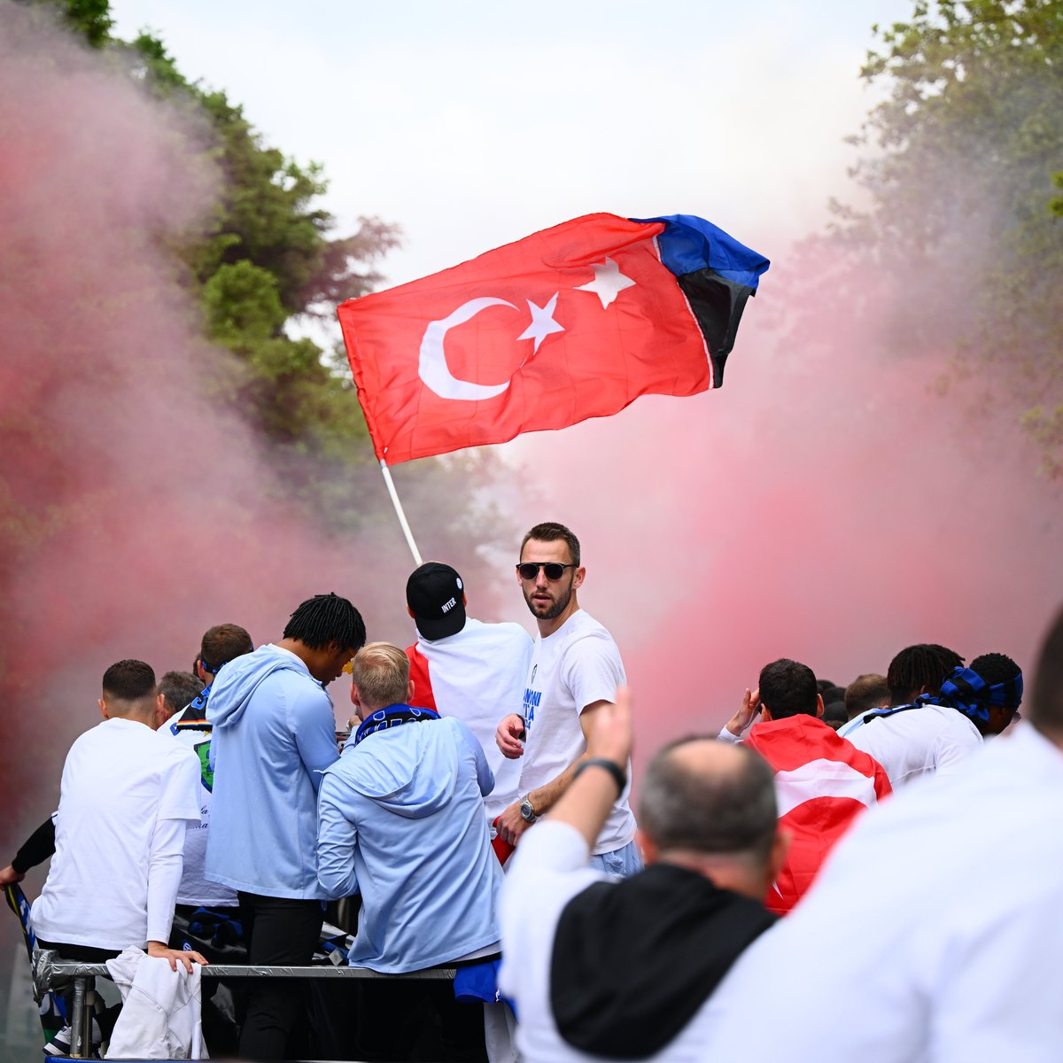 İnter'in şampiyonluk kutlamalarında Türk bayrağı açıldı.