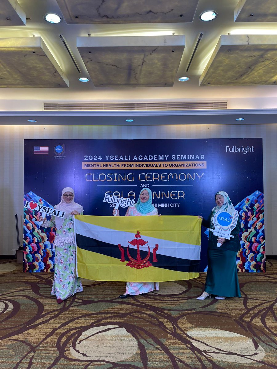 Finally it comes to an end! Celebrating the success during the gala dinner 👏🏻 #YSEALI #mentalhealth #MentalHealthSupport #MentalHealthAwareness #galadinner #Brunei #HoChiMinh #Saigon #Vietnam #Fullbright