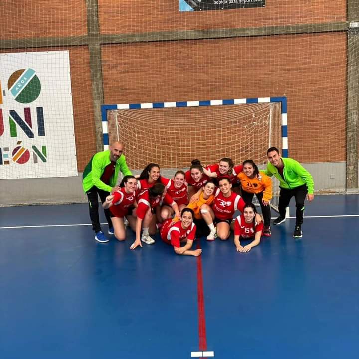 🔴⚫ULE⚫🔴 Último partido de la temporada del equipo universitario con victoria ante las campeonas de liga. Bonita forma de despedir la temporada, la semana y a @SilviaAlbacete_ que este fue su último partido como jugadora. Muchas gracias por tu dedicación estos años.