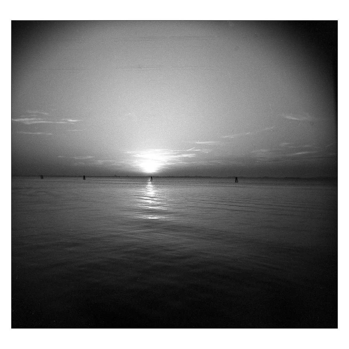 #lidodivenezia #lagunaveneta #venedig #venicelandscape #holga120 #6x6 #bnwfilmphotography #paesaggioitaliano #italianlandscape #filmphotography #rodinal #developedathome #mediumformatcamera #mediumformatphotography