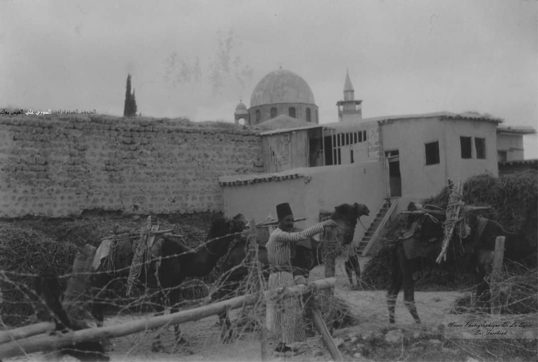 السور الشرقي لدمشق، مئذنة باب شرقي، و قبة كنيسة الأرمن الأرذوكس-1930s
 كانه مكان لبيع العرقسوس
#دمشق
#Damascus