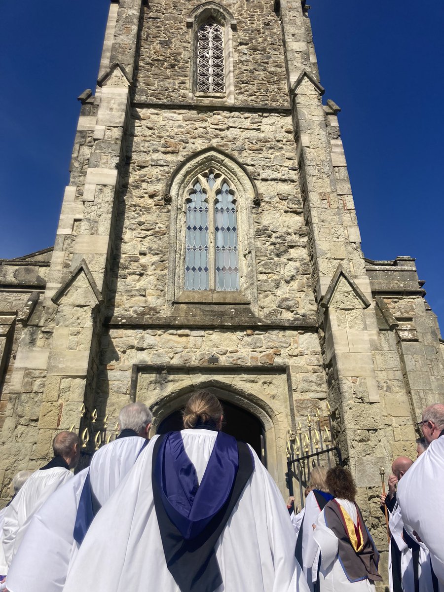 Canon @GaryPhilbrick7 is on the Isle of Wight for the Induction of the Revd Tom Burden to Ventnor and Bonchurch. He was Head of Pilgrims’ School, and then Curate with me. @Churchofengland @WinCathedral @CofEWinchester @ChurchTimes @CatherineOgle @PMounstephen @DavidGWilliams