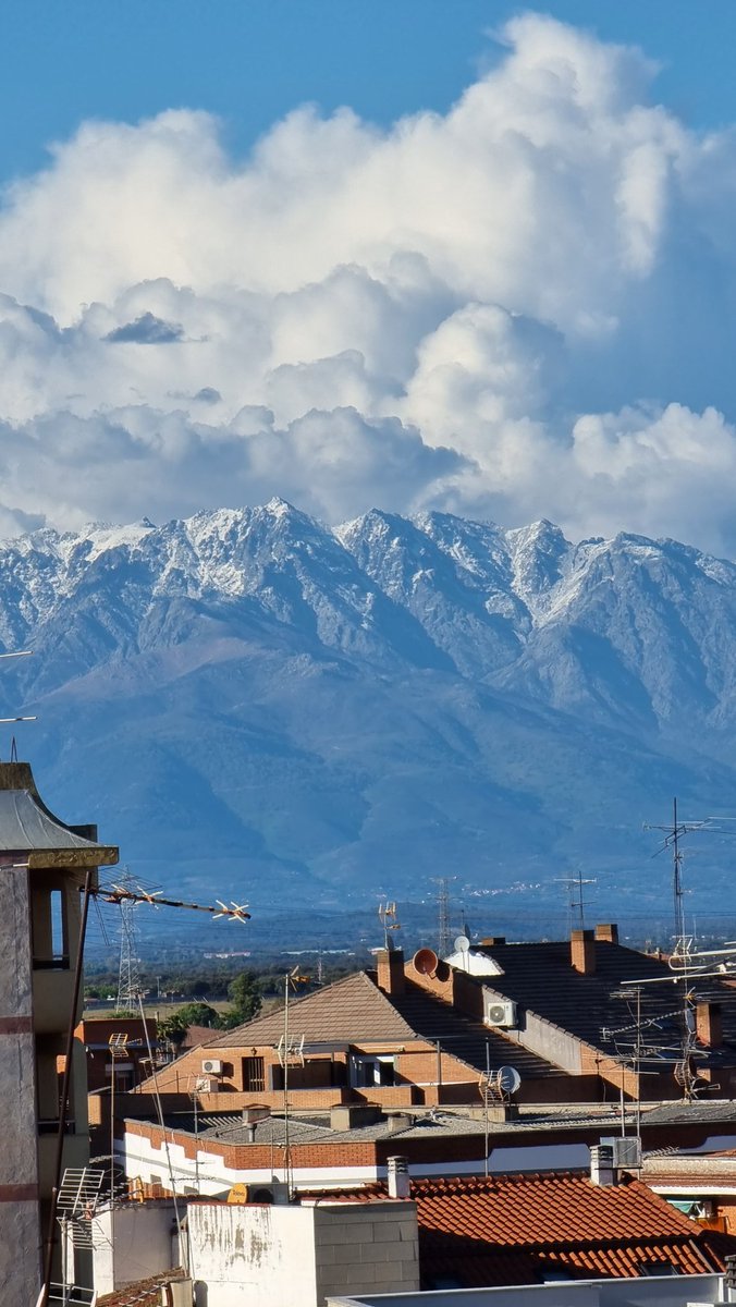 Ha vuelto a nevar en Gredos. El Almanzor desde mi casa. Navalmoral de la Mata 28 de abril de 2024.