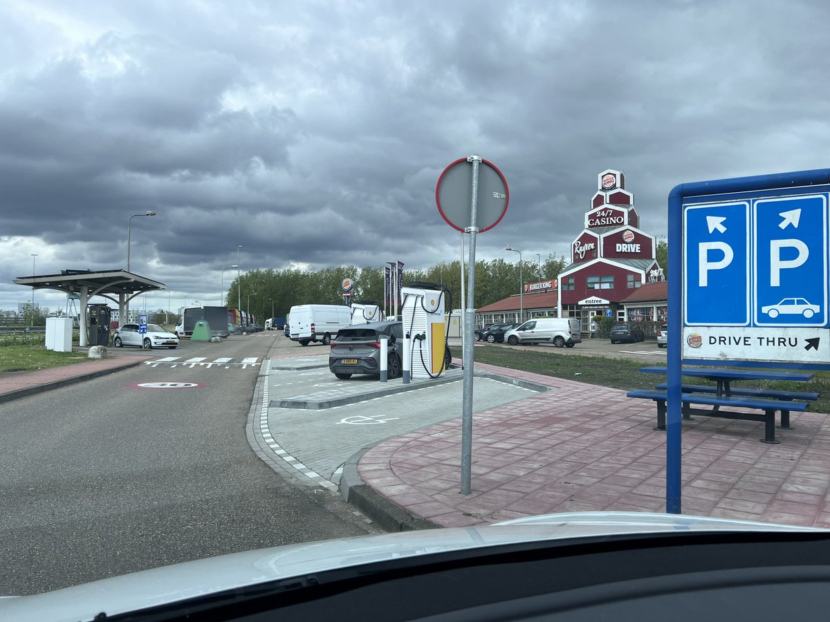 On the left a mini @Fastned On the right a tiny @Shell_Recharge (yet this is NOT a @Shell gas station stop) #alwaysbecharging The wonders of charging along the Dutch highway 🎢⚡️⚡️