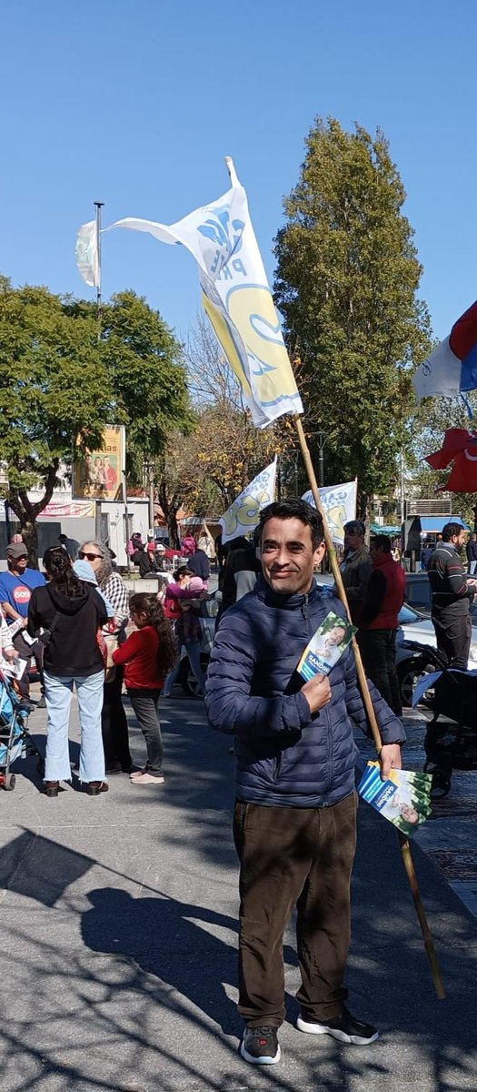 Con los compañeros de las 2007 hoy militando por @jorgegandini en la feria de punta Rieles conversando con los vecinos e invintado para la reunión que tendremos el próximo domingo en capitán tula y belloni a las 16 horas junto con @tatoviviano