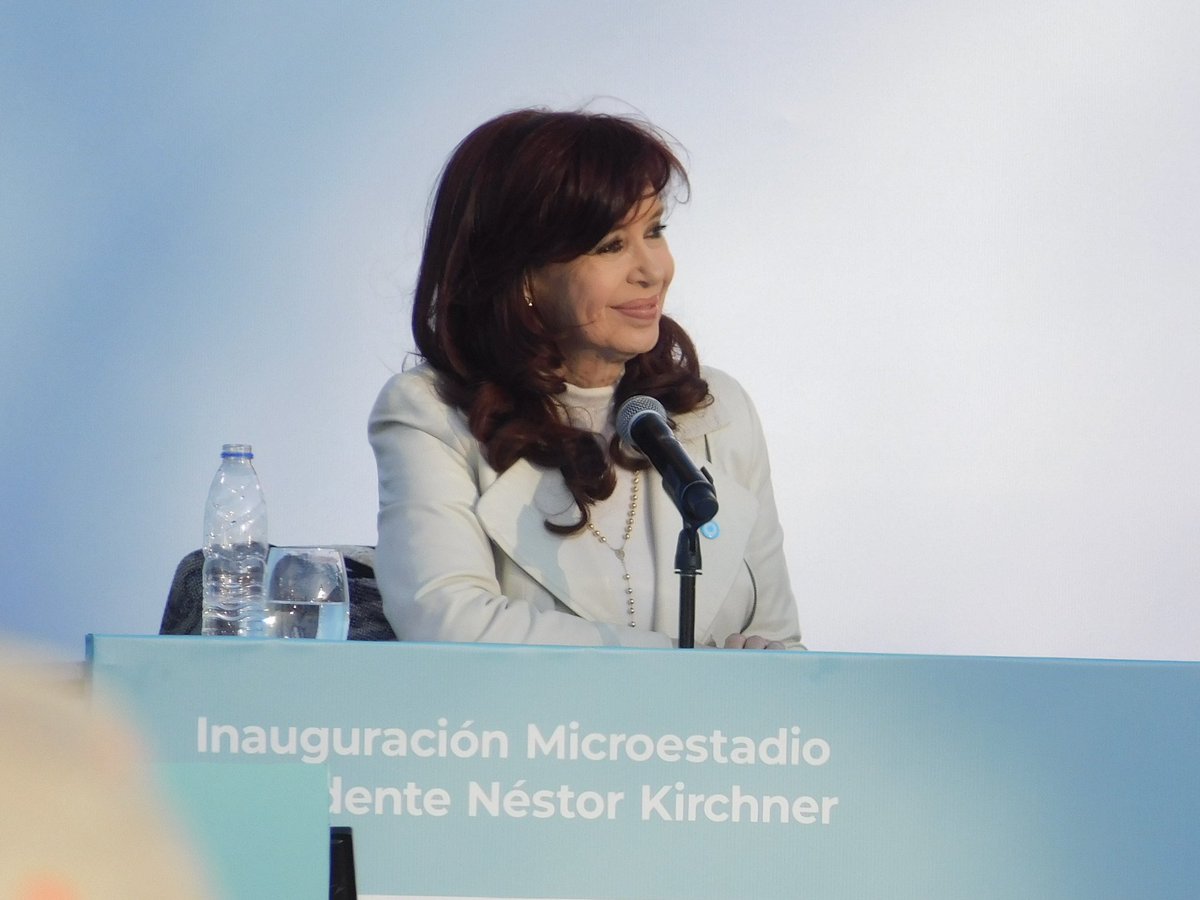 MegafonPM's tweet photo. CRISTINA EN QUILMES 

Ayer escuchamos a la conducción estratégica del movimiento nacional en la inauguración del Microestadio Pte. Nestor Kirchner.

La universidad, órgano más sofisticado de la colonización pedagógica, es parte fundamental de la batalla cultural que nos toca dar https://t.co/JC6MO429Mt