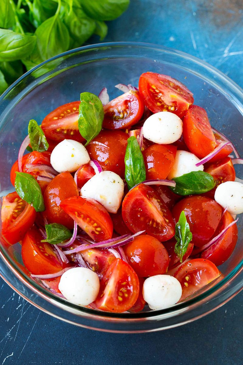 Quick and easy, tomato salad! dinneratthezoo.com/tomato-salad-r…