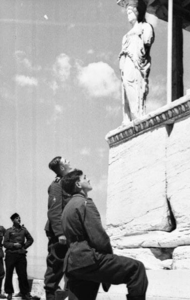 Atina'nın işgalinden sonra Akropol'ü ziyaret eden Alman askerleri - Mayıs 1941.