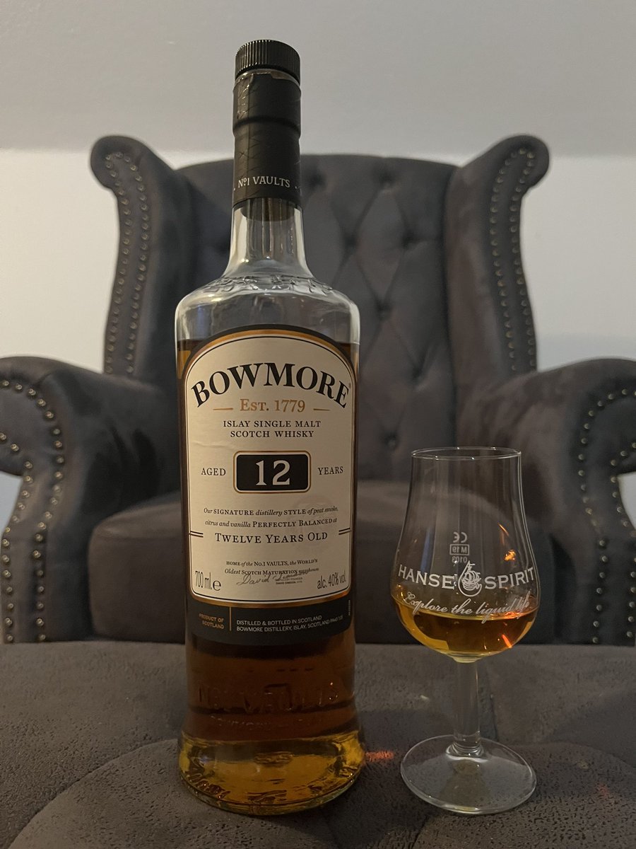 A really delicious whisky with lovely honey sweetness, aromas of dark chocolate and well-balanced peat smoke: The Bowmore 12y 🍯🍫💨🥃

@bowmore @beamsuntory #bowmore #bowmorewhiskey #islay #islaywhisky #peat #peatedwhisky #whisky #singlemalt #whiskytime #whiskytim #whiskytasting