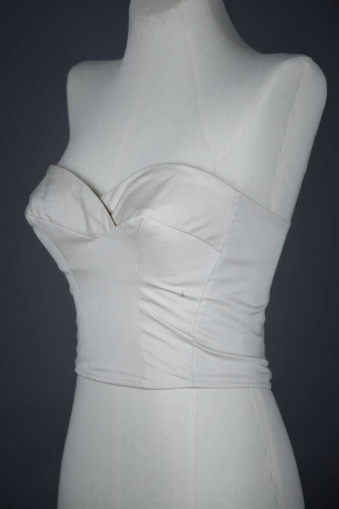 This c. 1960s cotton sun top is not strictly a piece of underwear but the cut and construction are very similar to a number of structured bra styles from the 1930-50s, most notably the ‘cathedral’ bra. Explore this piece in further detail on our website! underpinningsmuseum.com/museum-collect…