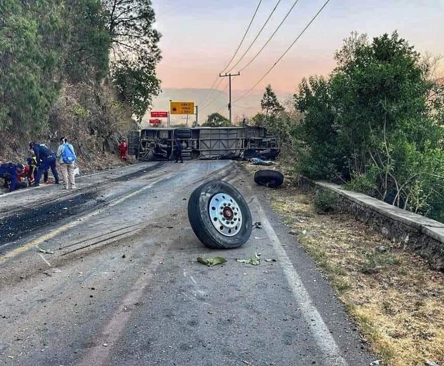 #Lamentable 

Bus con peregrinos sufre volcadura en la carretera Malinalco Chalma a la altura del paraje San Sebastian, municipio de Joquicingo EDOMEX, se reportan alrededor de 30 lesionados y 13 muertos. 
<a href="/PrensaLyO/">PrensaLyO.Mx</a> 
<a href="/ivanmaciasnews/">IVAN MACIAS</a> 
<a href="/JesicaZermeno/">Jésica Zermeño</a>