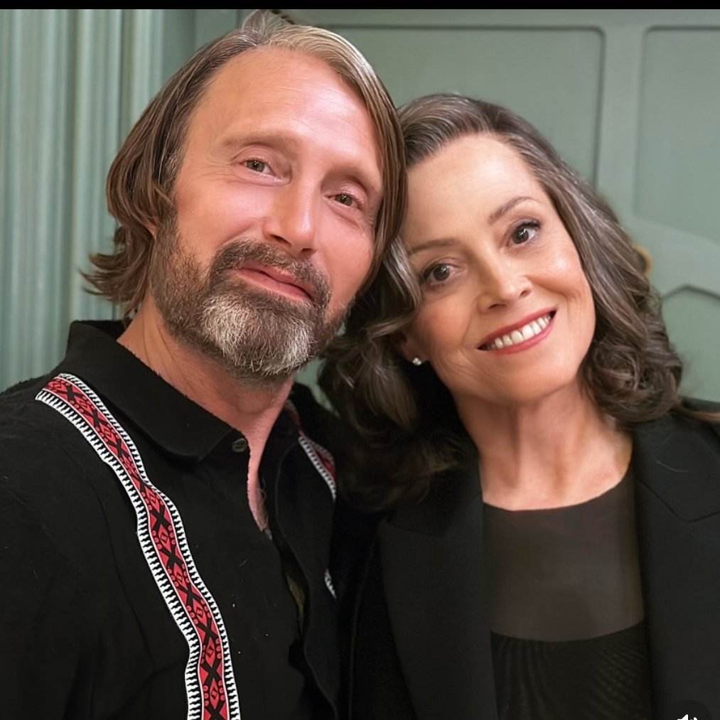 Mads e Sigourney Weaver nos bastidores do filme 'Dustbunny' do diretor Bryan Fuller (Hannibal).

📸 Postada hoje no Instagram.com/bryanfullergram

#MadsMikkelsen #sigourneyweaver #DustBunny #bryanfuller