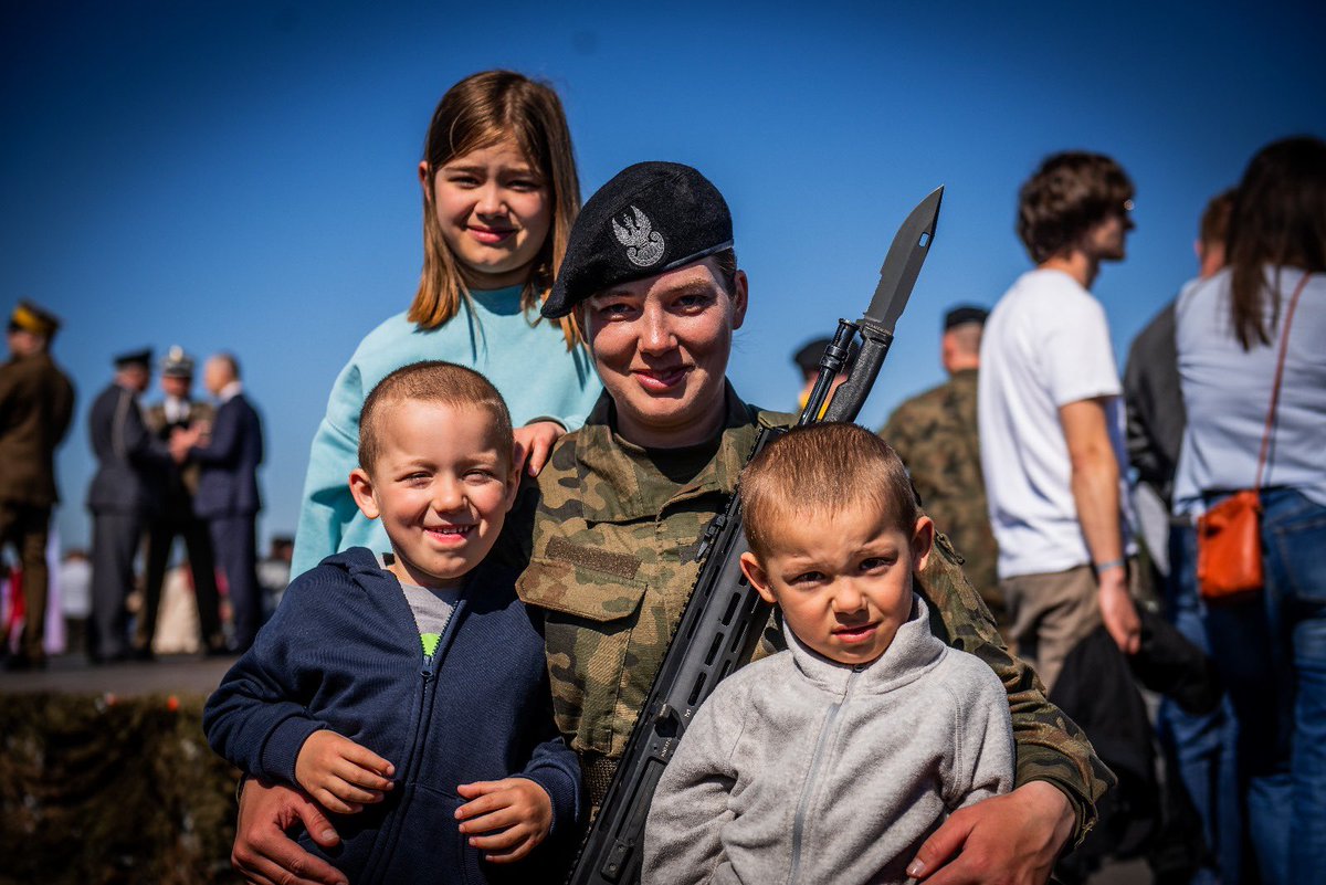 🫡 Jestem żołnierzem- to brzmi dumnie 🇵🇱 ——— 📸Relacja #FOTO dzisiejszej przysięgi wojskowej —> tiny.pl/dwpc1