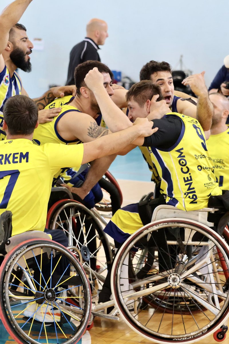 🟡🔵 FENERBAHÇE GÖKSEL ÇELİK, EUROCUP 1'DE ŞAMPİYON! 🏆 Ülkemizi EuroCup 1'de temsil eden Fenerbahçe Göksel Çelik Tekerlekli Sandalye Basketbol Takımı, Bidaideak Bilbao BSR'yi 78-75 mağlup ederek müzesine Avrupa kupası götürdü. Tebrikler Fenerbahçe Göksel Çelik!