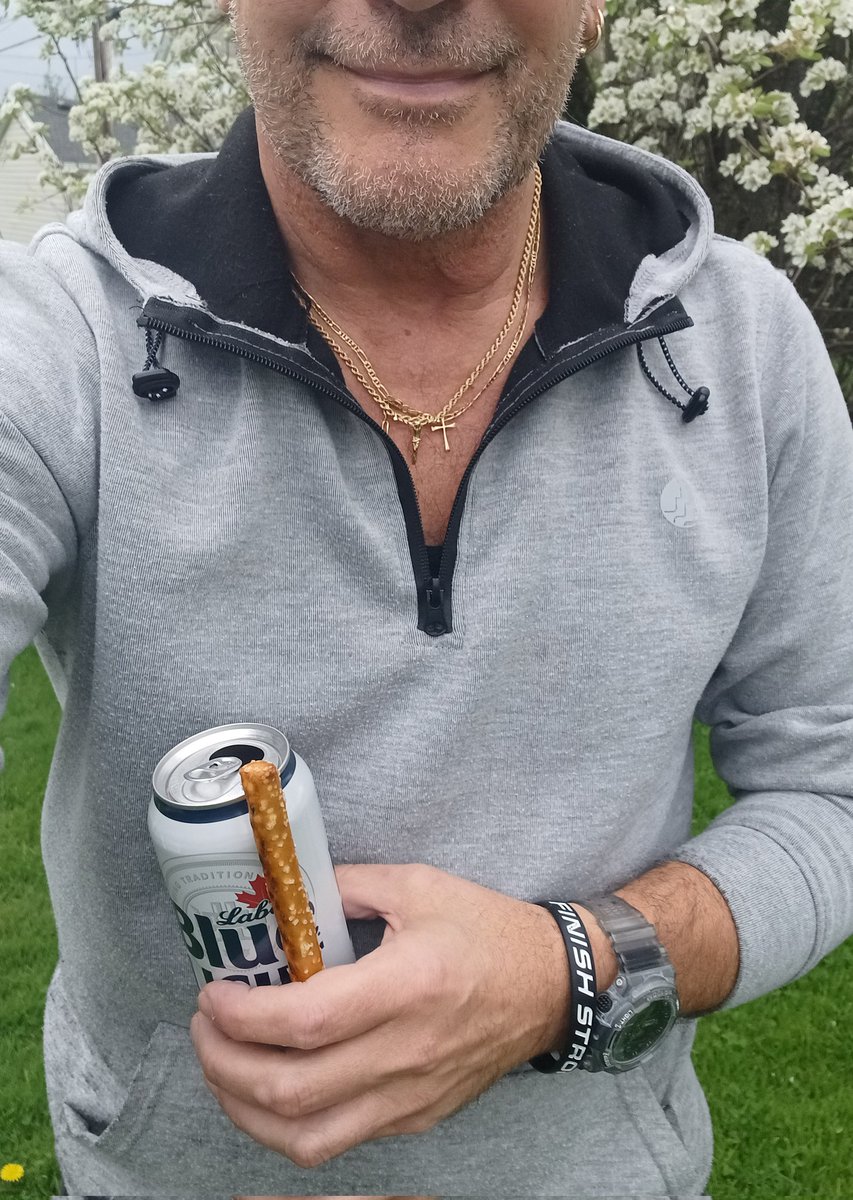 Taking a break....From the rake! Cheers 🍻🎶🌦 #outdoor #ChillMode Enjoy them #SundayVibes