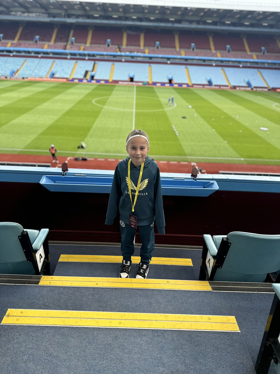 Harps loves nothing more than following @AVWFCOfficial home & away, today was villa park which is always special to go, She had the best day 🔥💜💙 @HerGameToo dedicated fixture 💛