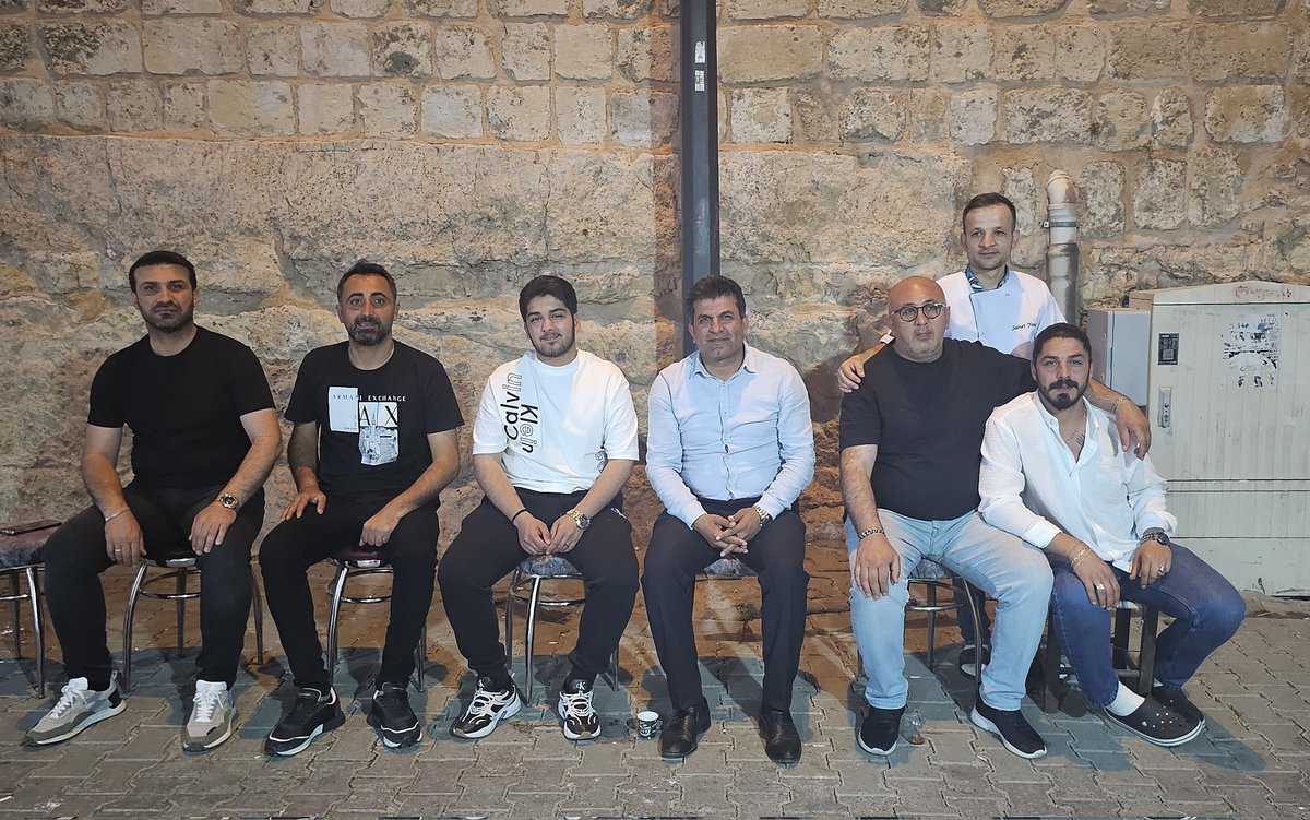 Şehrinizin tarihi sokaklarında bulunan esnaf kardeşlerimizi ziyaret ettik. Esnaflarımızın ve gelen turistlerin sokaklarda gezerken karşılaştıkları sorun ve beklentilerini konuştuk. Tüm esnaflarımıza hayırlı ve bereketli kazançlar dilerim

#midyatmeso
#midyatesnaf
#midyat