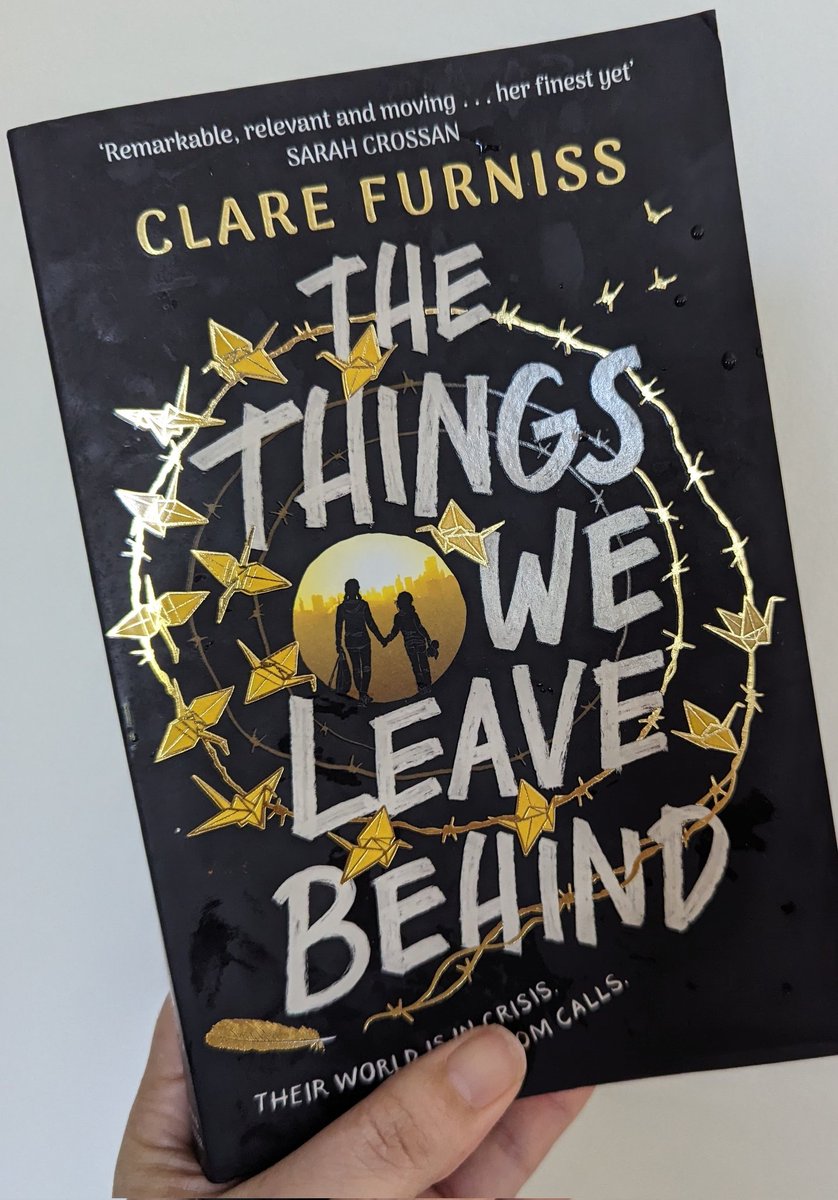 Read @ClareFurniss's YA #TheThingsWeLeaveBehind: a story about the momentum and momentous consequences of populism, told by Clem, a girl forced to navigate escape, hunger and desperation in her search for safety. There is a powerful message inside this stunning, heart-thump tale.